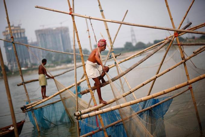 Một ngư dân đặt vó đánh cá trên bờ sông Yamuna ở Delhi. Đây là một trong những con sông ô nhiễm nặng nề nhất tại Ấn Độ do rác thải sinh hoạt và công nghiệp, theo Guardian. Tuy nhiên, người dân vẫn mưu sinh, lấy nước dùng cho gia đình và thực hiện nhiều nghi thức tâm linh ven con sông này.