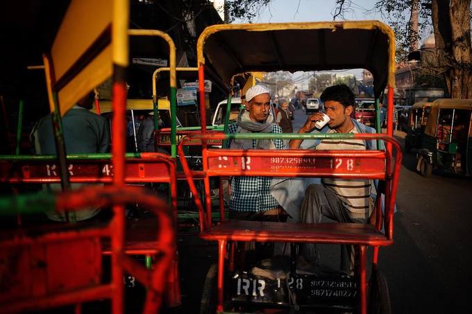 Những người kéo xe đang uống trà và trò chuyện ở một con phố nhỏ. Xe kéo tay tưởng chừng đã đi vào dĩ vãng khi những phương tiện tiên tiến ra đời. Nhưng ở Ấn Độ, một bộ phận người lao động vẫn hàng ngày đẫm mồ hôi kéo xe đưa khách, chở hàng qua những con phố nhỏ.