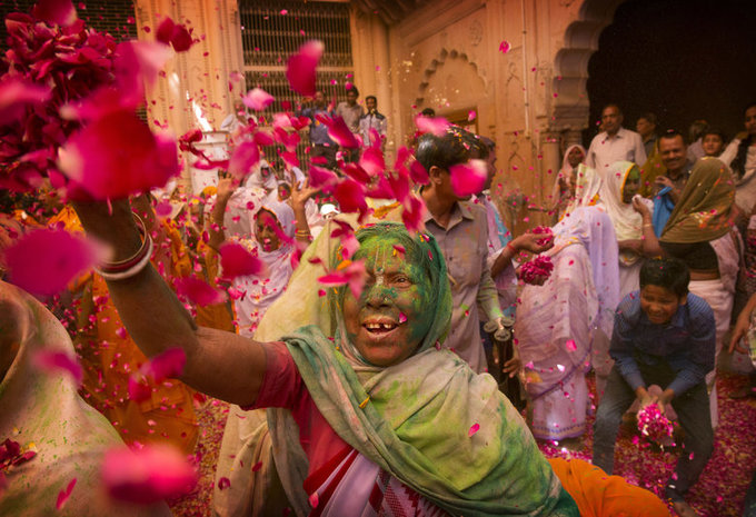 Người Ấn không phân biệt giàu nghèo đều rất thích lễ hội, đặc biệt là các dịp lễ của người Hindu như sinh nhật thần Ganesh từ ngày 17 đến 27/9.