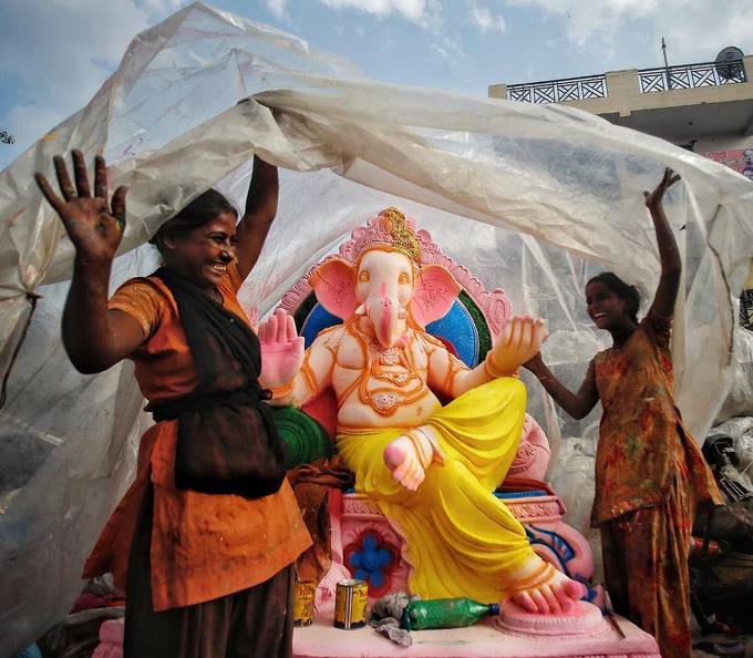 Để chuẩn bị cho lễ hội Hindu Ganesh Chaturthi giữa tháng 9, những người phụ nữ Ấn bọc lại bức tượng của thần đầu voi Ganesha, vị thần của sự thịnh vượng và trí tuệ.