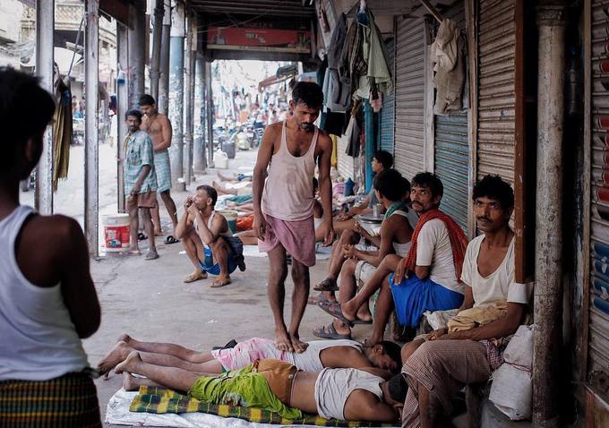 Những lao động nhập cư đang massage trong một con hẻm nhỏ ở phố cổ Delhi. Dân số thành phố tại Delhi tăng gần 1.000 người mỗi ngày trong năm 2016, trong đó 300 người là dân nhập cư đến lập nghiệp, theo Times of India. Nền kinh tế bùng nổ với thu nhập bình quân cao nhất tại Ấn Độ biến Delhi thành thủ đô của những lao động nhập cư.