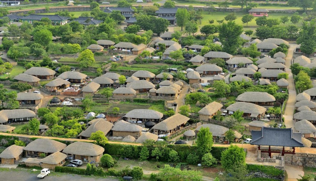 Làng Naganeupseong nằm ở tỉnh Jeollanam-do, phía nam Hàn Quốc được xây dựng từ năm 1937. Ngày nay nó vẫn là nơi sinh sống của khoảng 85 hộ dân trong những ngôi nhà trông như cây nấm khi nhìn từ trên cao. Năm 2011, ngôi làng được UNESCO công nhận là Di sản văn hóa thế giới, thu hút khá đông du khách đến tham quan.