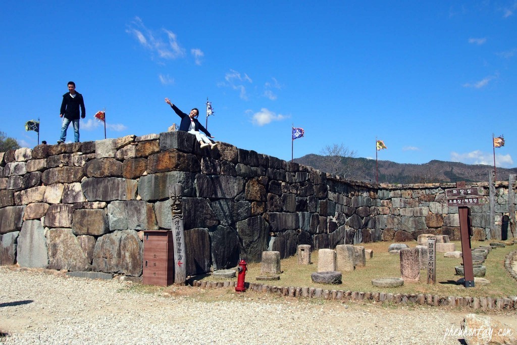 Một phần của làng là pháo đài duy nhất còn sót lại từ thời Joseon với bức tường đá bao bọc xung quanh.