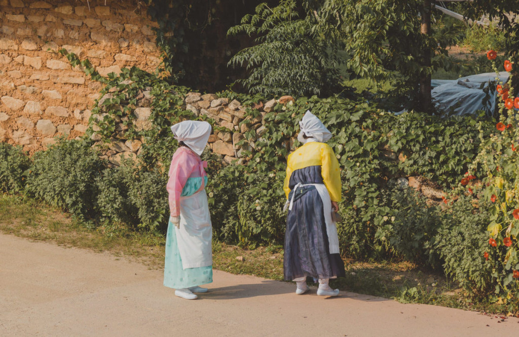 Thong thả dạo trên đường, khách du lịch dễ dàng gặp gỡ những người phụ nữ làng trong trang phục truyền thống, khiến bạn như quay về thời xa xưa.