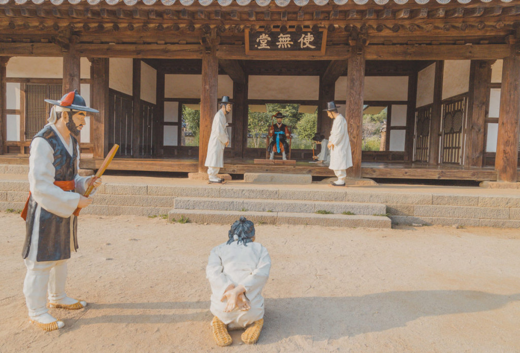 Còn nếu bạn là người mê lịch sử, hay đơn giản chỉ là fan phim cổ trang Hàn Quốc thì đây là điểm đến khá lý tưởng bởi nhiều cảnh tượng thời xưa được tái hiện lại trong các địa điểm tham quan. Giá vé vào khu làng là 4.000 won/người (khoảng 80.000 đồng).