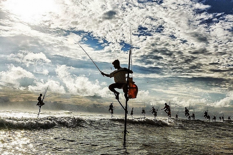 Phương pháp câu cá này sau đó đã được truyền cho ít nhất hai thế hệ ngư dân sống dọc theo bờ biển phía nam dài 30 km, nằm ở giữa thị trấn Unawatuna và Weligama ở Sri Lanka.
