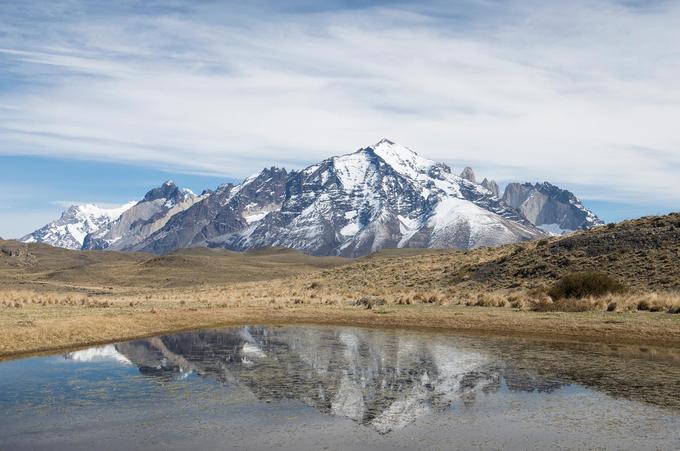 Patagonia, Nam Chile  Ngọn núi có hình dáng giống chiếc vương miện của công viên quốc gia Torres del Paine, Patagonia. Khi Bắc bán cầu vào mùa thu thì ở Patagonia đang là mùa xuân. Với nhiệt độ ấm áp và lượng khách du lịch ít khiến vùng đất này trở thành địa điểm rất tinh tế để ghé thăm. Mùa xuân ở Patagonia kéo dài từ tháng 9 đến tháng 11. Các điểm du lịch ít khách hơn cùng những đêm lạnh giá vào mùa này rất thích hợp để bạn ngắm nhìn dãy núi tuyết Andes. Những khách sạn, spa của Chile được biết đến nhờ mang đến cho du khách trải nghiệm như cưỡi ngựa, nướng thịt cừu, chèo thuyền kayak, đi bộ đường dài ở Torres del Paine… Bên cạnh đó là những sáng kiến độc đáo trong lắp đặt hệ thống chiếu sáng, xây dựng vườn trong vườn, chăm sóc rừng cẩn thận và cả công trình lấy cảm hứng từ gió của kiến trúc sư Chile Cazu Zegers. Ảnh: Jeff Mauritzen.
