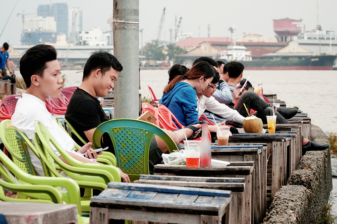 Tại đây, bạn có thể ngắm trung tâm thành phố từ bên bờ sông Sài Gòn. Cứ dăm ba phút, bạn lại nhìn thấy thuyền bè, các tàu chở container hàng hóa qua lại. Khi mặt trời tắt hẳn, bạn sẽ thu vào tầm mắt khung cảnh thành phố trong ánh điện lung linh.