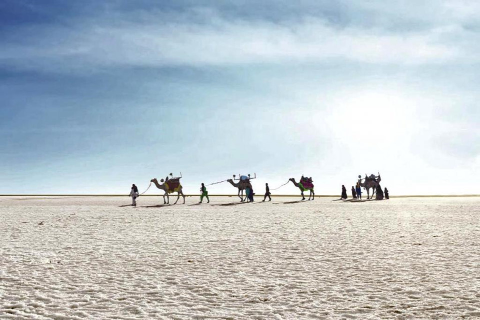 Ở phía tây Ấn Độ, một sa mạc màu trắng tinh khôi như phát sáng lấp lánh dưới ánh mặt trời. Đó là Rann of Kutch, đồng bằng muối lớn nhất đất nước này, nằm ở huyện Kutch của bang cực tây Gujarat. Ảnh: Journeyplanner.