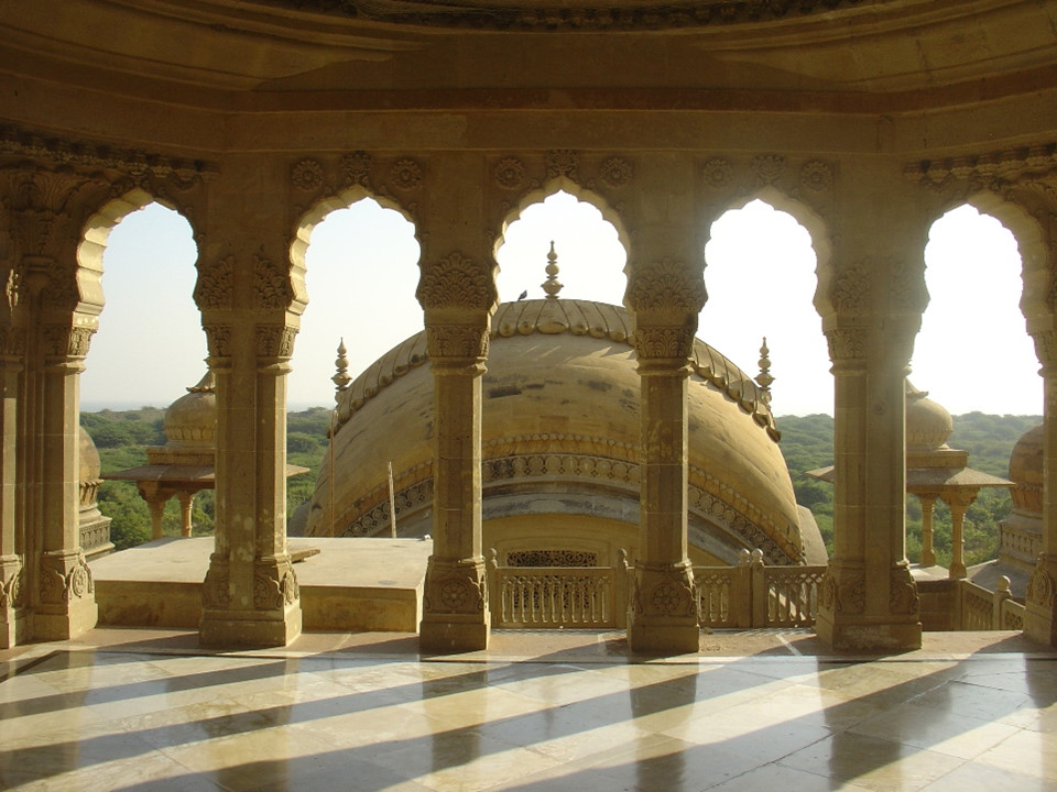 Bạn có thể ghé thăm cung điện Vijay Vilas được xây bằng sa thạch đỏ với kiến trúc lộng lẫy, cầu kỳ và khu vườn rộng lớn. Du khách nên ở Kutch khoảng 5 ngày để thăm các đền đài, làng mạc và điểm đến văn hóa. Ảnh: Mapio.