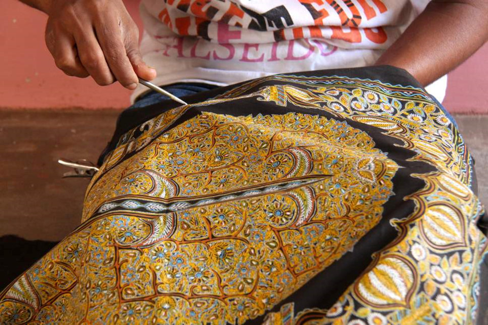 Vùng Kutch còn nổi tiếng với nhiều đồ thủ công mỹ nghệ và vải lụa do các nghệ nhân địa phương sản xuất cho du khách mua về làm quà lưu niệm. Ảnh: Independent.