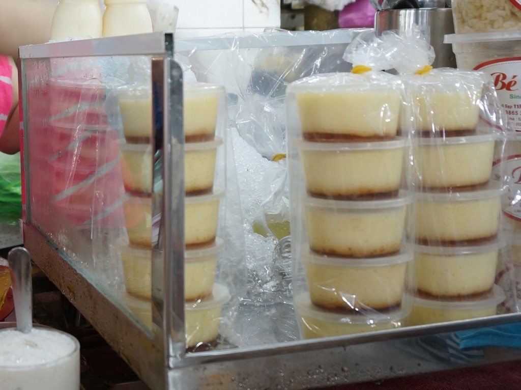 Bên cạnh đó, bánh flan là một trong những món mua về được ưa chuộng tại đây. Giá một phần là 20.000 đồng, cao hơn so với các quán chè kiểu Sài Gòn khác nhưng vị "nhà làm" khá ổn, chiếm được cảm tình của du khách.