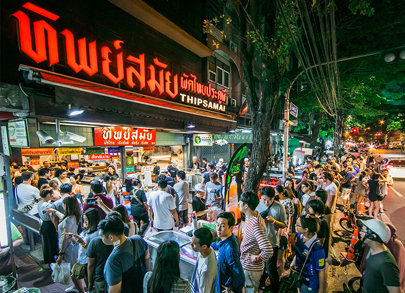 Thipsamai nằm tại quận Pha Nakorn, cách China town của thủ đô Bangkok không xa, được trang Michelin giới thiệu là một trong những tiệm ăn đường phố đáng chú ý nhất ở Thái Lan vào năm 2017. Quán bắt đầu bán từ năm 1966, phục vụ món pad Thái truyền thống và mỗi ngày đón cả nghìn lượt khách đến ăn.