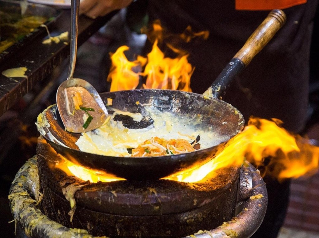 Thipsamai vẫn giữ cách chế biến thức ăn bằng bếp than từ những ngày đầu cho đến nay thay vì bếp gas như nhiều tiệm ăn lề đường khác, tạo nên sự khác biệt của món ăn.