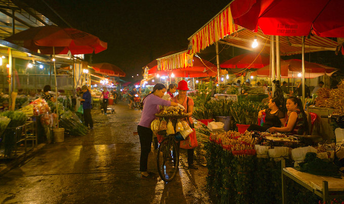 3h30: Ghé chợ hoa đêm Các chợ hoa đầu mối ở Hà Nội họp từ rất sớm.  Từ 2 giờ sáng, các khu chợ đã sáng đèn với tiếng xe cộ, tiếng người mua kẻ bán tấp nập rộn ràng cả khu vực.  Các khu chợ trở nên nhộn nhịp nhất vào lúc 3 giờ sáng, khi cả người bán buôn và bán lẻ hoa đổ về đây nhập hàng.  Vì là chợ đầu mối nên ở đây bày bán rất nhiều loại hoa độc đáo theo mùa.  Chợ Quảng Bá thu hút nhiều khách du lịch bởi khoảng cách từ phố cổ đến đây tương đối gần.  Những khu chợ này tan dần sau 5 giờ sáng, khi các tiểu thương mang hoa vào phố Hà Nội trước khi thành phố thức giấc.