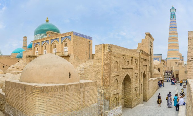Tìm kho báu cổ xưa ở Turkmenistan và Uzbekistan  Các thương nhân từng đổ xô đến thành phố cổ Merv như đàn ong về tổ. Mọi thứ từ đồ cổ đến lá pha trà đều được mua bán ở đây. Ngày nay, thành phố hầu như chỉ còn tàn tích, nhưng một số công trình của Merv vẫn còn. Bạn có thể tìm thấy những lăng mộ cổ, khám phá những cung điện phủ bụi và đắm mình trong không gian tuyệt vời của sa mạc Karakum.  Đây là điểm dừng chân đầu tiên trong hành trình khám phá các kỳ quan trên con đường tơ lụa, trải dài tới Turkmenistan và Uzbekistan. Qua biên giới, bạn sẽ tới ba thành phố vẫn tồn tại từ thời hoàng kim của con đường tơ lụa. Bokhara nổi tiếng với những nhà thơ và trường học Hồi giáo, khu phố cổ của Khiva có niên đại từ thế kỷ thứ 10 được bảo tồn cẩn thận. Các nhà thờ Hồi giáo và lăng mộ trang trí đầy họa tiết của thành phố Samarkand, nơi từng thịnh vượng trong thời kỳ Sát Hãn Thiếp Mộc Nhi cai trị sẽ gây ấn tượng sâu sắc với bạn. Thời điểm đẹp nhất để bạn lên đường là từ tháng 5 tới tháng 9, hành trình lý tưởng kéo dài 14 ngày, giá khoảng 2.475 euro (chưa gồm vé máy bay). Ảnh: Wanderlust.