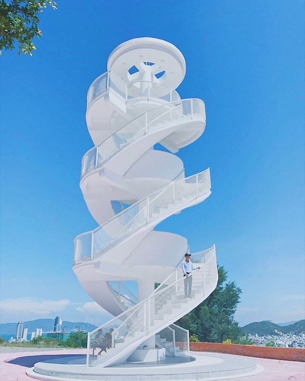 Chiếc cầu thang hình xoắn ốc này là điểm check-in mới ở Nha Trang. Du khách có thể lên đỉnh cao nhất của thang và ngắm được toàn cảnh thành phố biển. Điểm đến này nằm trong khu dân cư Hoàng Phú Residence, cách trung tâm thành phố khoảng 6 km về hướng Bắc. Ảnh: Khang261298.