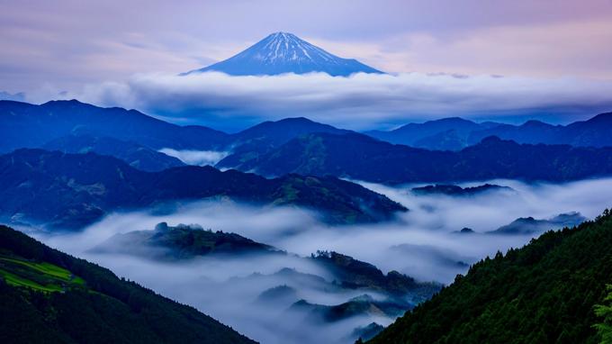 Đối với bức ảnh này, Nakazawa cho biết đã chờ đợi nhiều giờ trong mưa lớn và sương mù dày đặc để chứng kiến cảnh tượng huyền bí này.
