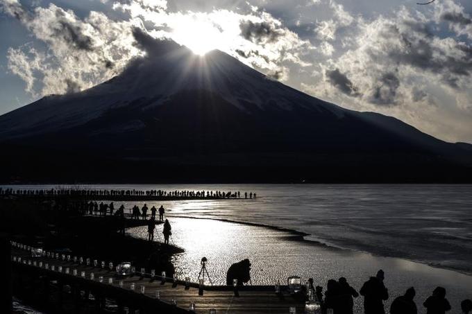 “Kim cương Phú Sĩ” là hiện tượng diễn ra khi mặt trời mọc hoặc lặn ngay trên đỉnh núi khiến nó tỏa sáng rực rỡ như một viên kim cương. Có một lễ hội được tổ chức tại hồ Yamanaka vào ngày này.