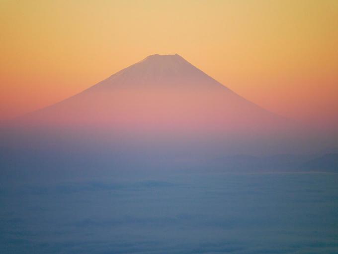 Biển mây bao phủ hồ Suwa trong ánh mặt trời buổi sáng. Phía sau là núi Phú Sĩ với góc nhìn từ ngọn núi Takabochi cách đó khoảng 100 km.