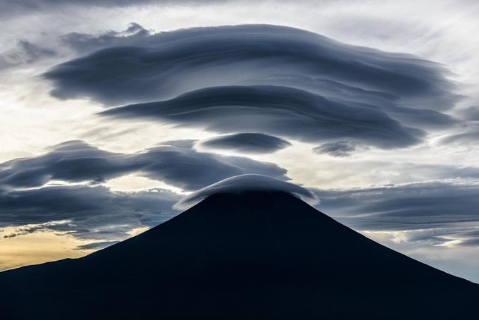  Dòng không khí thay đổi trên cao, xung quanh đỉnh núi Phú Sĩ khiến hình dạng những đám mây trở nên độc đáo. Nakazawa ngủ trong xe hơi của mình trong công viên Inokashira, cách núi Phú Sĩ 40 km về phía tây để ngắm những đám mây hình thành ngay trước khi mặt trời mọc