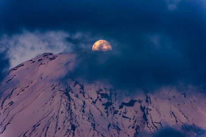 Nhiếp ảnh gia kể về hoàn cảnh chụp tấm ảnh: “Sau hàng giờ những đám mây dày che khuất đỉnh núi Phú Sĩ, một khoảnh khắc quyết định đã xuất hiện ngay khi mặt trăng vừa mọc lên. Kiên nhẫn là yếu tố quyết định để tạo nên bức ảnh này”.