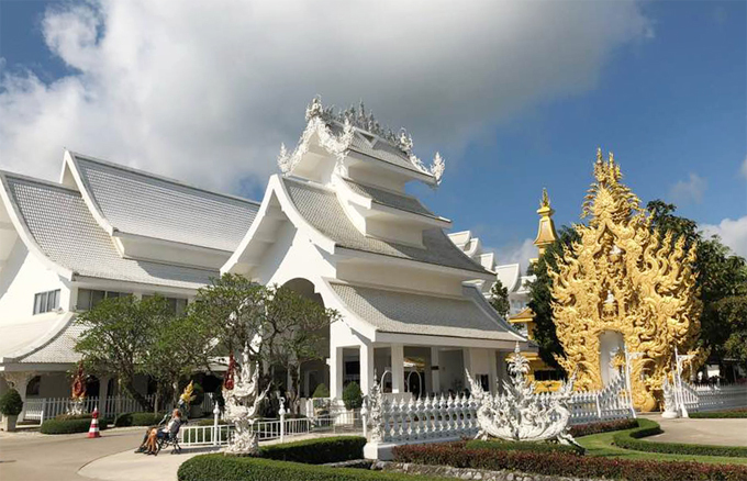 Các công trình phụ trợ như bảo tàng, nơi bán đồ lưu niệm có cấu trúc đơn giản hơn nhưng vẫn có nét liên kết với ngôi đền chính.