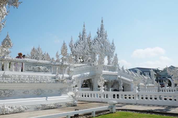 Nhiều du khách gọi Wat Rong Khun là ngôi đền có cả thiên đường và địa ngục cùng tồn tại. Công trình này cũng được nhiều trang web du lịch đánh giá là một trong những chốn tâm linh độc đáo nhất thế giới.