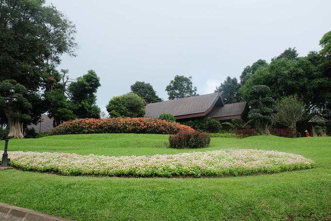 Biệt thự Hoàng gia Doi Tung từng là nơi ở của Thái hậu Somdet Phra Srinagarindra Boromarajajonani (bà của vua hiện tại). Bà đã khởi xướng dự án xuất khẩu sản phẩm địa phương giúp cải thiện cuộc sống của người dân.