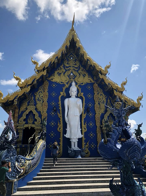 Được cải tạo từ một ngôi đền bỏ hoang cả trăm năm, Wat Rong Suea Ten mới được hoàn thành năm 2016 và chưa được nhiều du khách biết tới. Công trình chạm trổ cầu kỳ với tông màu xanh chủ đạo bởi vậy, nhiều người gọi đây là Đền Xanh.