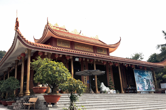 Thiền viện Đông Lai tọa lạc tại khóm Xuân Phú (huyện Tịnh Biên, An Giang) được nhớ đến với cái tên "chùa bánh xèo". Bởi mỗi ngày nơi này phục vụ hàng nghìn chiếc bánh cho khách thập phương. Đặc biệt, bánh ở đây không tính tiền nên còn gọi là "bánh xèo chùa".