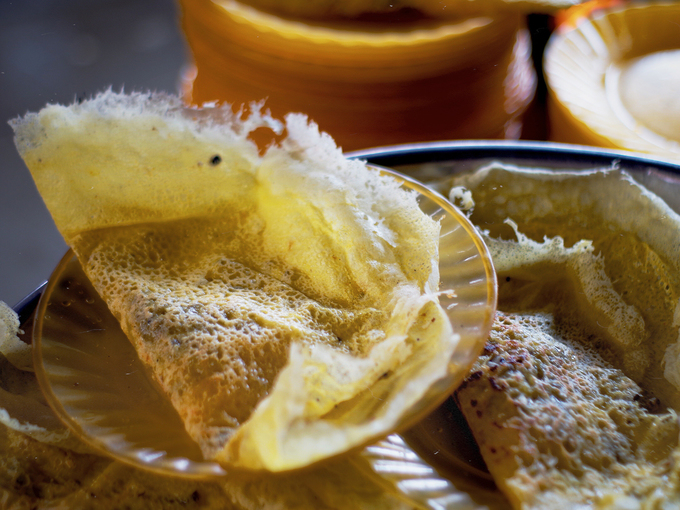 Những chiếc bánh xèo vàng ươm, thơm mùi nước cốt dừa để lại ấn tượng trong lòng du khách thập phương.