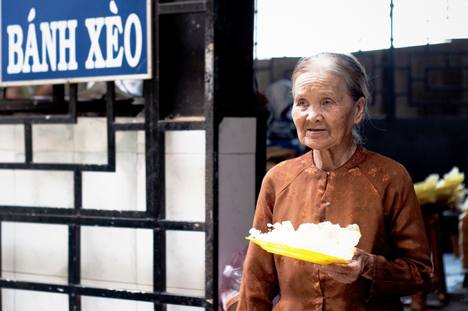 Bà Sáu (85 tuổi) ở cách chùa vài cây số thường đi xe buýt đến đây để cầu nguyện cho con cháu trong nhà. Bà cho biết thích ăn bánh xèo chay vì ngon, phù hợp khẩu vị người già.