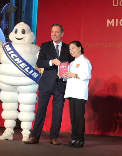 Bà Jay Fai, chủ một nhà hàng ở Bangkok (Thái Lan) nhận sao Michelin. Ảnh: Twitter.