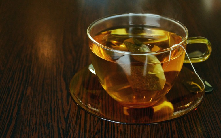 Theo đó, bạn nên nghỉ ngơi trong phòng trước khi xông hơi, uống trà pha từ các loại cỏ và mật ong. Ảnh: Pixabay.