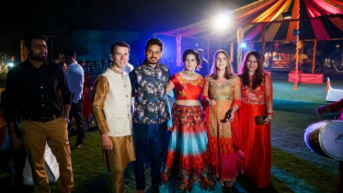 Carly Stevens (thứ 2 từ phải sang) và bạn đời Tim Gower (áo trắng) dự đám cưới của Surabhi Chauhan vào ngày 4/11/2017. Ảnh: Carly Stevens.