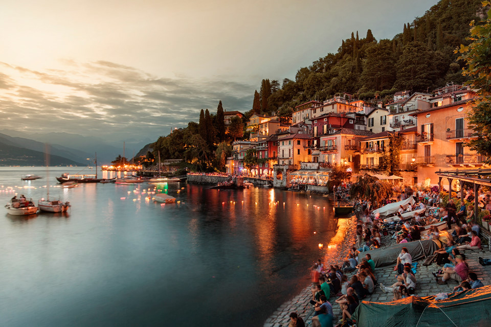  Chiều tối, du khách thường tập trung đông đúc tại khu vực bờ hồ Como để thư giãn và thả lỏng mình vào cuối ngày. Ảnh: Locationscout.
