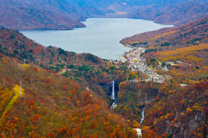 Từ đây, du khách có thể thấy núi Nantai, hồ Chuzenji và thác Kegon. Đây là nơi tốt nhất để nhìn ngắm vẻ đẹp lộng lẫy của thiên nhiên. Thời gian phổ biến nhất để đến Irohazaka là mùa thu, từ giữa tháng 10 đến đầu tháng 11 khi lá cây bắt đầu thay đổi màu sắc. Ảnh: AmusingPlanet.