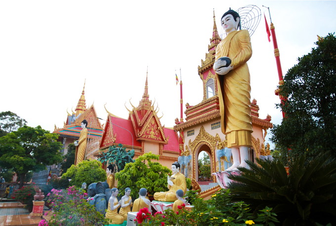 Người Khmer theo Phật giáo tiểu thừa, thờ phật Thích Ca. Hiện chùa có đến 115 pho tượng các loại làm bằng xi măng, đất, một bia đá và một quả chuông có từ năm 1887.