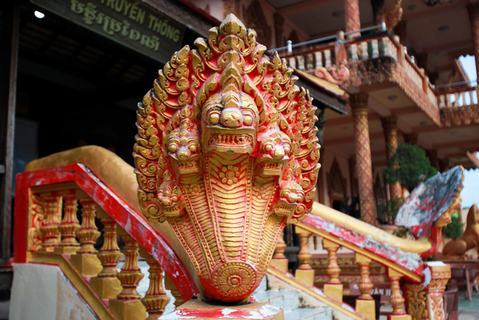 Khắp các công trình kiến trúc trong chùa, du khách sẽ dễ dàng bắt gặp nhiều tượng rắn thần Naga 5 đầu. Đây là hình ảnh tượng trưng cho lòng vị tha của Đức Phật, ngụ ý rằng giáo lý Phật pháp soi sáng cho nhân loại, giúp mọi người sống hướng thiện như chính loài rắn đã được thuần hóa và phục thiện.