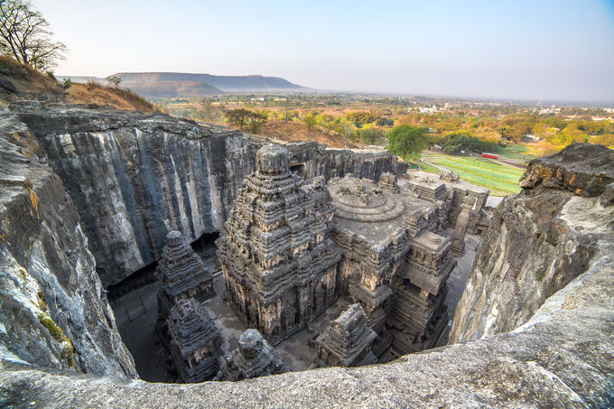 Đền Kailasa ở Ấn Độ được tạc từ một khối đá duy nhất với việc chạm khắc thủ công bằng búa và đục. Ảnh: EvoNews.