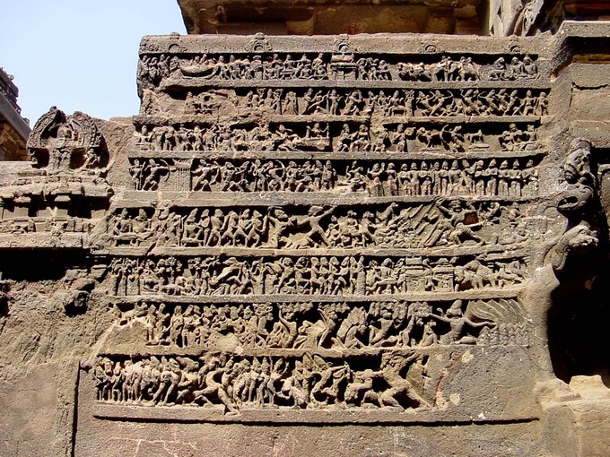 Tấm bảng khắc bài sử thi Ramayana cổ đại của Ấn Độ trong Kailasa. Nội dung sử thi kể lại cuộc đấu tranh của hoàng tử Rama để cứu vợ Sita từ vua quỷ Ravana. Ước tính vẫn còn khoảng 32 triệu chi tiết chạm khắc tiếng Phạn tại đây vẫn chưa được dịch. Ảnh: BoredPanda.