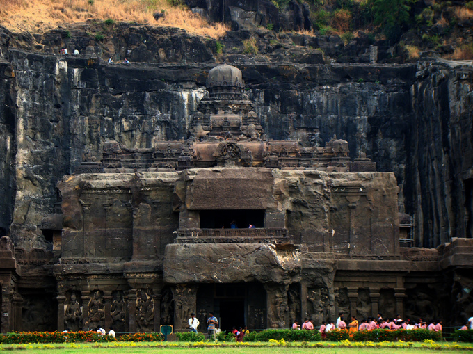 Đây là công trình thứ 16 trong quần thể 34 ngôi đền, tu viện thuộc hang động Ellora, nằm trong các vách đá ở huyện Aurangabad, Maharashtra, Ấn Độ. Ảnh: BoredPanda.