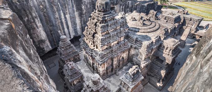 Theo nhiều nghiên cứu, việc xây dựng đền bắt đầu từ thế kỷ thứ 8 bởi nhà vua Krishna I, thuộc triều đại Rashtrakuta. Ảnh: 123rf.