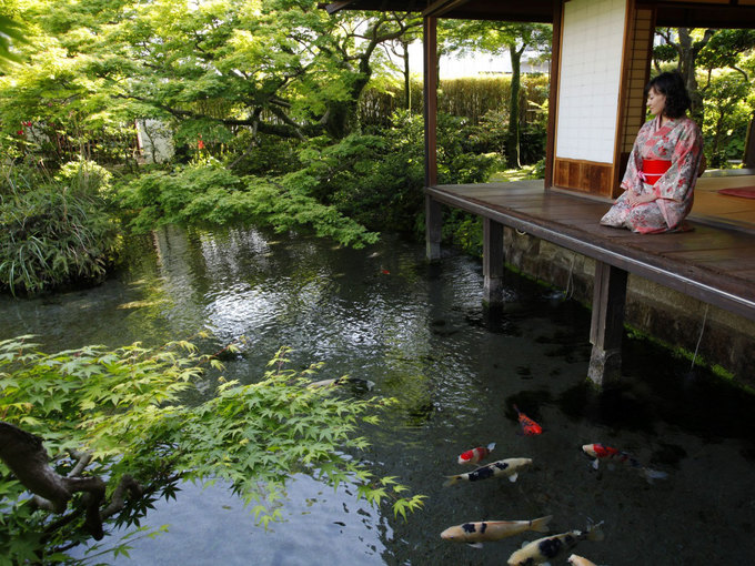 Vườn nước suối Shimamaso là điểm hút khách bậc nhất trong làng. Tại đây, khách có thể thưởng thức tách trà và thư giãn ngắm nhìn dòng nước suối tuyệt đẹp xung quanh. Ước tính khoảng 1.000 tấn nước suối chảy vào hồ nước ở đây một ngày.