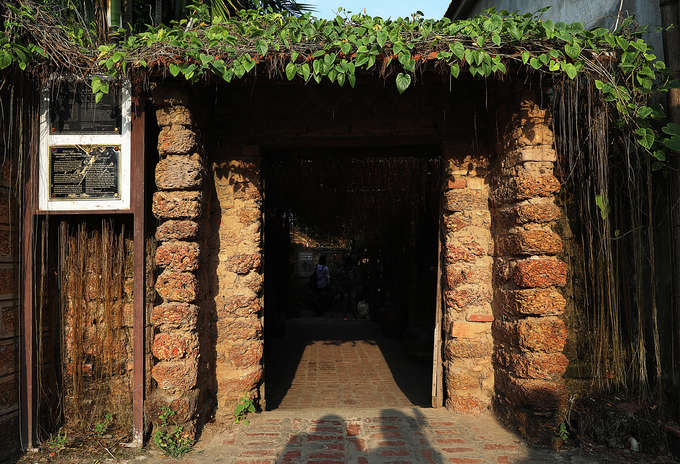 Làng cổ Đường Lâm (Sơn Tây, Hà Nội) là ngôi làng thuần Việt tối cổ, một trong những cái nôi của dân tộc Việt. Làng có 956 ngôi nhà cổ, trong đó có căn được xây dựng từ những năm 1649, 1703, 1850… Những ngôi nhà cổ đều được làm từ các vật liệu truyền thống: đá ong, gỗ xoan, tre, gạch đất nung, ngói với kiến trúc 5 gian hoặc 7 gian.  Trong số này phải kể đến ngôi nhà của gia đình ông Nguyễn Văn Hùng đã được tổ chức Unesco công nhận là ngôi nhà được giữ nguyên trạng nhất ở làng cổ Đường Lâm với tuổi đời 369 năm.