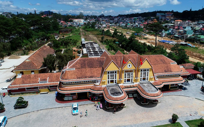 Chỉ cách trung tâm thành phố 5 km, ga Đà Lạt là địa điểm tham quan không thể bỏ qua khi ghé thăm thành phố mộng mơ. Công trình này nằm gần trường trung học Yersin, trên một sườn đồi dài bằng phẳng.