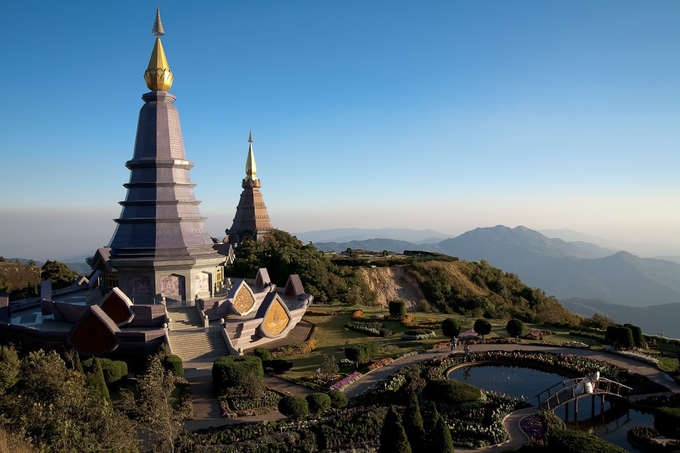 Vườn Quốc gia Doi Inthanon rộng khoảng 490 km2 bao gồm ngọn núi cao nhất Thái Lan - Doi Inthanon - thuộc dãy Thanon Thong Chai, huyện Chom Thong, tỉnh Chiang Mai là điểm du lịch nổi tiếng ở phía bắc Thái Lan.
