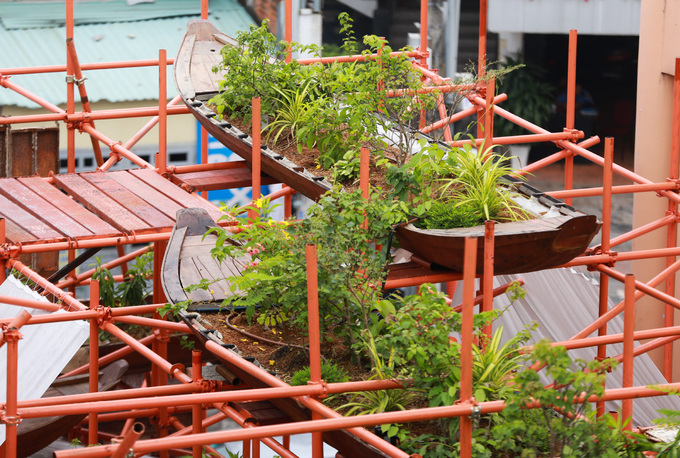 Người chủ bố trí nhiều cây xanh rải rác quanh quán, đem lại cảm giác mát dịu trong thời tiết nắng nóng quanh năm của Sài Gòn.