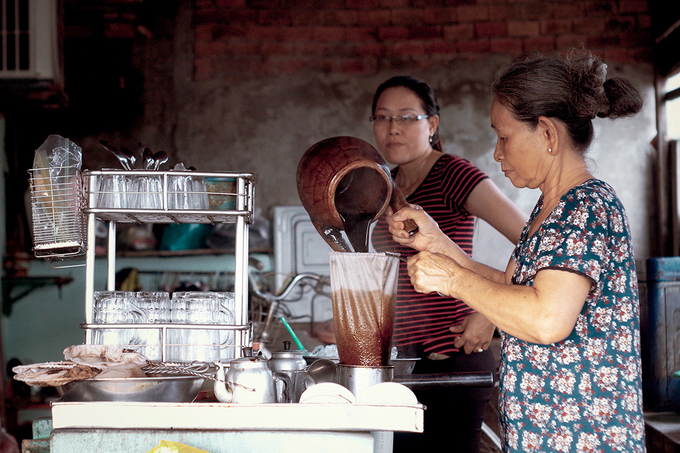 Nằm bên con rạch Long Xuyên, nép mình dưới chân cầu Ông Mạnh, quán cà phê của bà Hồ Thị Hạnh (65 tuổi) đã được hơn 50 năm. Quán không có bảng hiệu hay địa chỉ cụ thể, người địa phương thường gọi là cà phê Mười Ngầu.